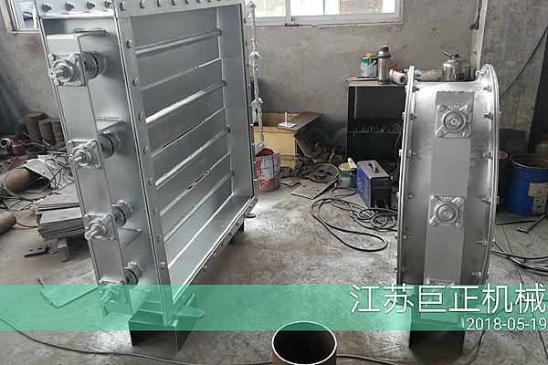 方形擋板門（寬7m），制作后期噴漆進行中