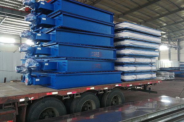 公司擋板門、膨脹節裝車過程中，準備發貨了