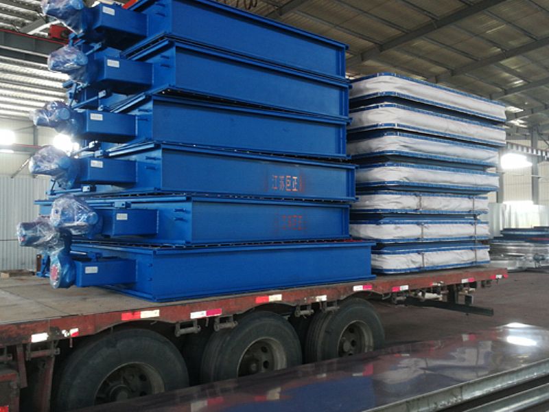 公司擋板門、膨脹節(jié)裝車過程中，準備發(fā)貨了