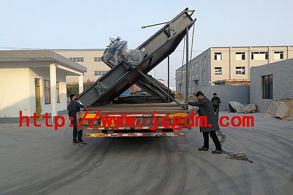 擋板門出庫，準備發往安徽